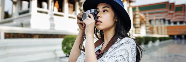 Travel kvinna med kamera — Stockfoto