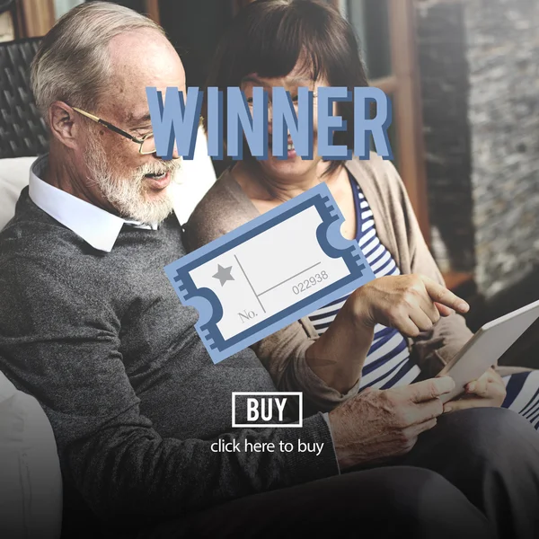 Šťastný starší pár s digitálním tabletu — Stock fotografie