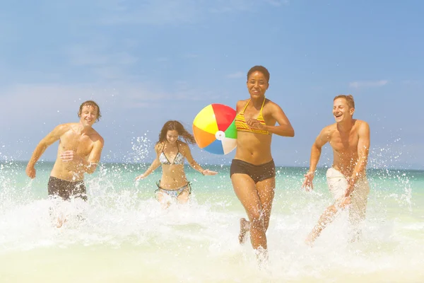 Jóvenes divirtiéndose de vacaciones — Foto de Stock