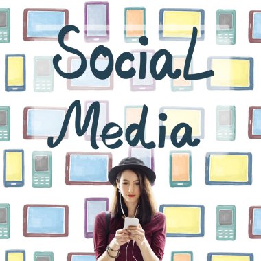 Akıllı telefon kullanan kadın