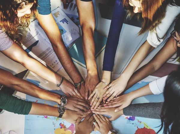 Les gens se serrent la main, symbole d'unité — Photo