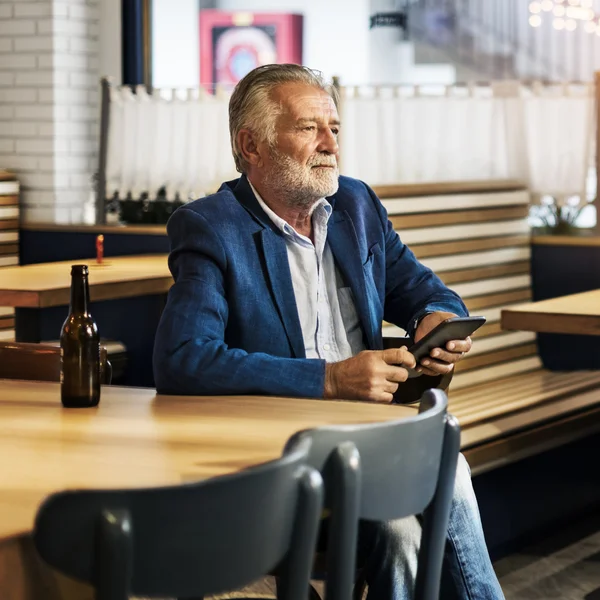 Schöner älterer Mann — Stockfoto