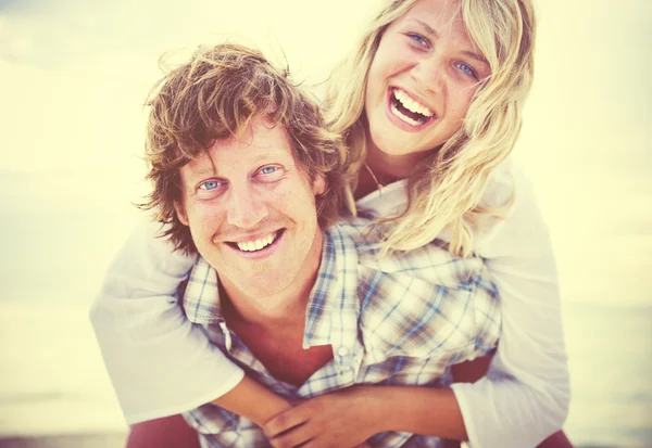 Dulce pareja en la playa — Foto de Stock