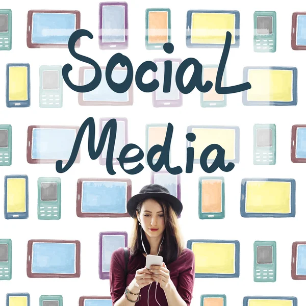 Akıllı telefon kullanan kadın