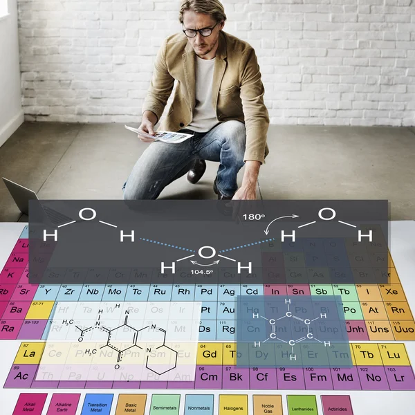 Uomo d'affari che lavora con le molecole — Foto Stock