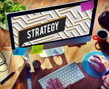 Bilgisayarda çalışan adam