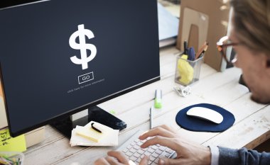 Bilgisayar klavyesinde yazan iş adamı