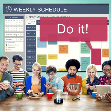 Dijital aygıtlar kullanan insanlar