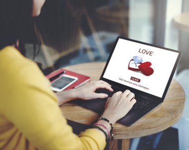 Dijital cihazlar kullanan kadın