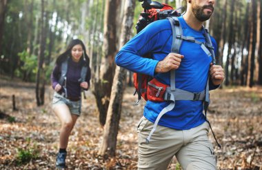 Ormanda yürüyüş insanlar