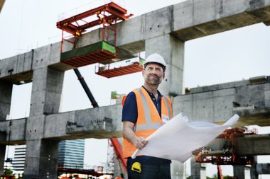 İnşaat işçisi yapı planı bakıyor