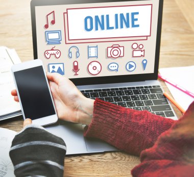 dizüstü bilgisayar ve telefon ile kız portresi