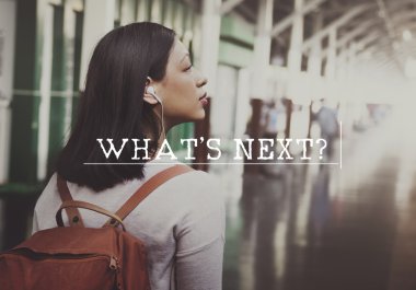 Sırt çantalı genç kadın.