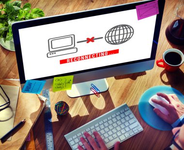 Bilgisayarda çalışan adam