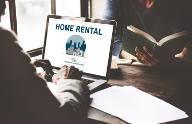 dizüstü bilgisayar kullanan adam