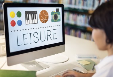 Bilgisayarla okuyan çocuk