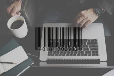 bilgisayarda çalışan adam