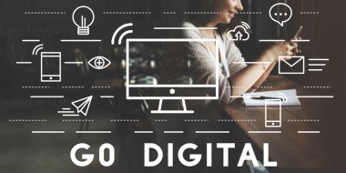 Dijital aygıt kullanan kadın