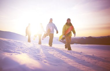 snowboard dağın zirvesinde