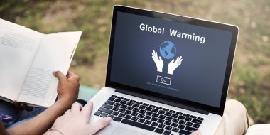 İnsanlar internet'te sörf