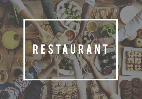 Люди і їжа з рестораном — стокове фото