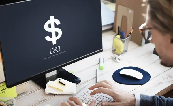 Empresário digitando no teclado do computador — Fotografia de Stock