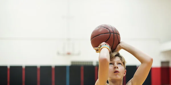 Esportista jogando basquete — Fotografia de Stock