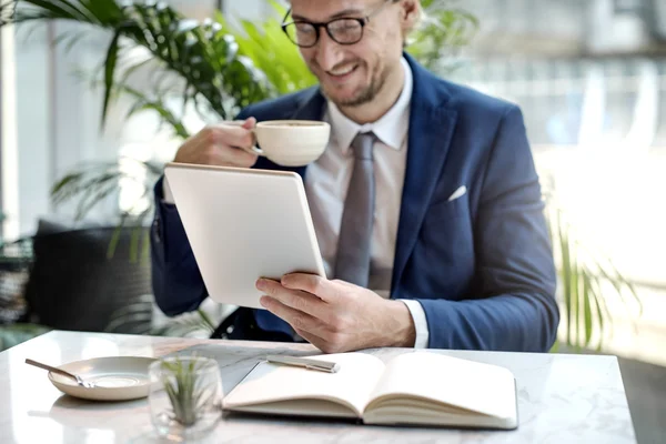 Homem de negócios bonito no café — Fotografia de Stock