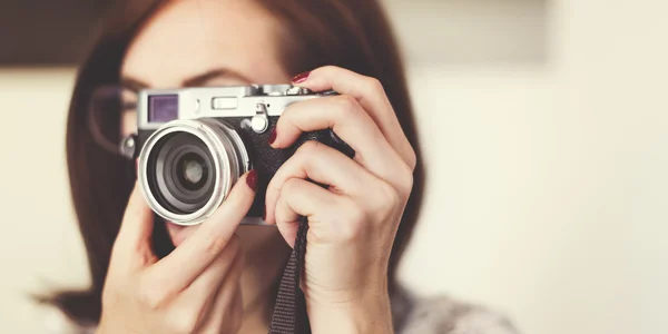 Menina fotógrafa com câmera — Fotografia de Stock