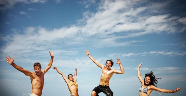 Amici che godono in spiaggia — Foto Stock