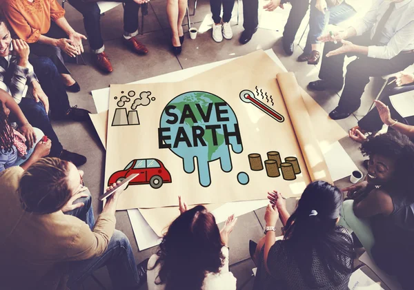 Mensen boven de poster met Save Earth — Stockfoto