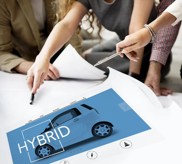 Formgivare som arbetar med affisch och hybrid — Stockfoto