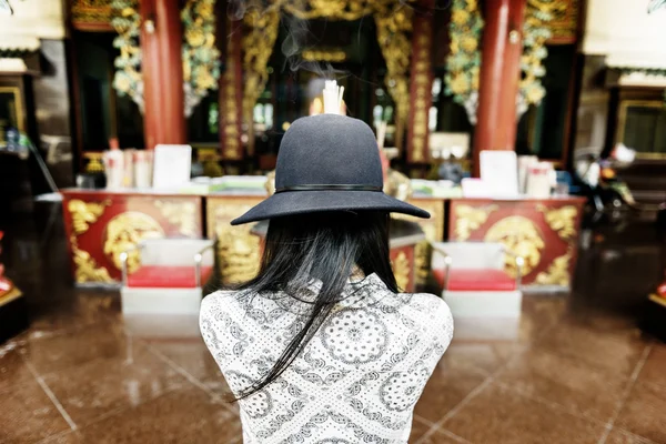Ασιατικές γυναίκα, σε μαύρο καπέλο — Φωτογραφία Αρχείου