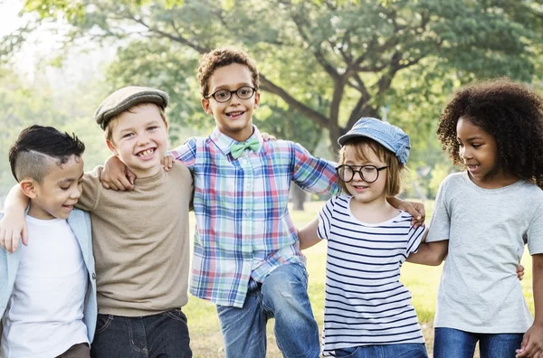 Niños felices jugando al aire libre —  Fotos de Stock