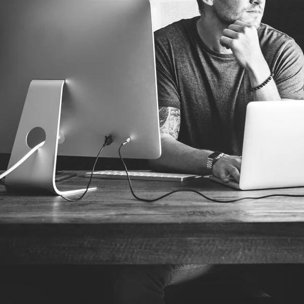 Mann arbeitet mit Computer — Stockfoto