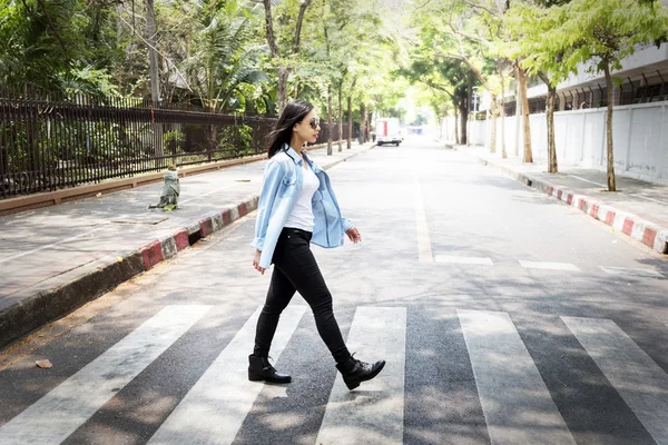 Yaya geçidi üzerinde yürüyen kadın