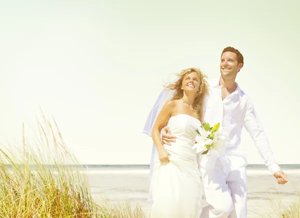 해변에서 결혼 하는 커플 — 스톡 사진