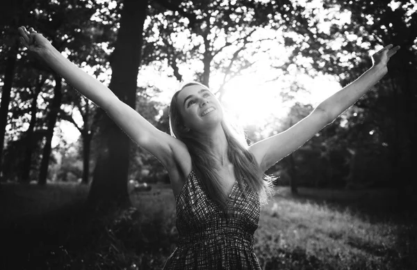 Mujer Relájate en la naturaleza — Foto de Stock