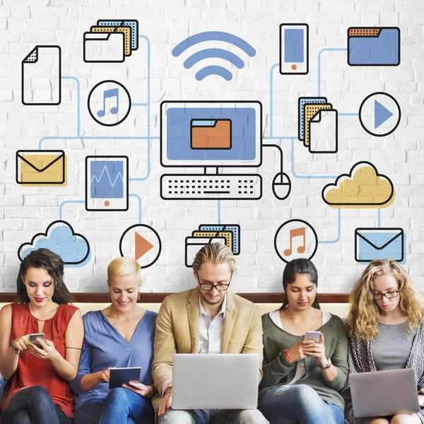 Menschen sitzen mit Geräten und sozialen Netzwerken — Stockfoto