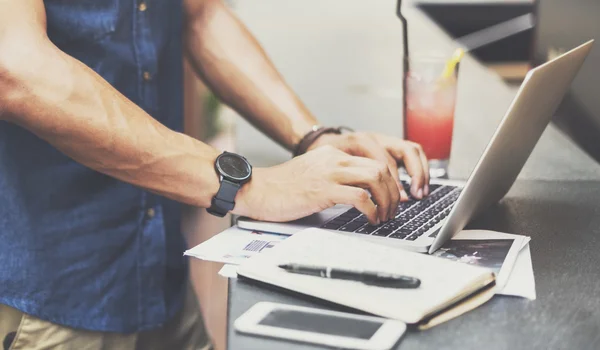 Man met laptop in café — Stockfoto