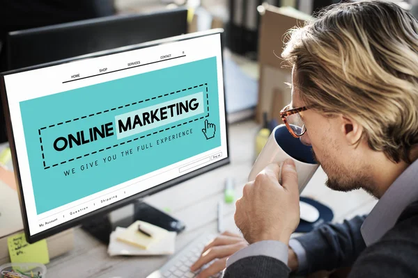 Zakenman die werken op de computer met online marketing — Stockfoto