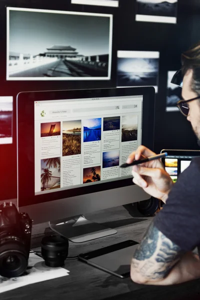 Fotograf arbeitet mit Computer — Stockfoto