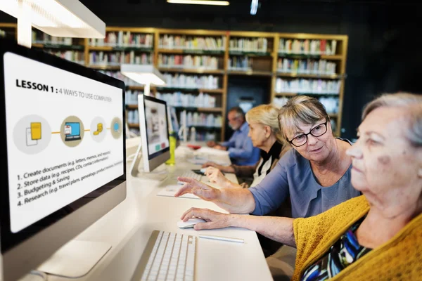 Senyor pessoas em classe de computador — Fotografia de Stock