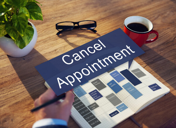 бизнесмен пишет в тетрадке