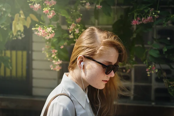 Mulher ouvindo música — Fotografia de Stock