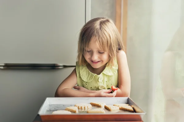 Девочка делает печенье — стоковое фото