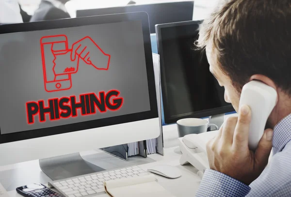 Uomo d'affari che lavora al computer con Phishing — Foto Stock