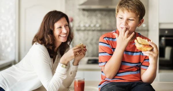 Mom and Son eating Together — Stock Photo, Image