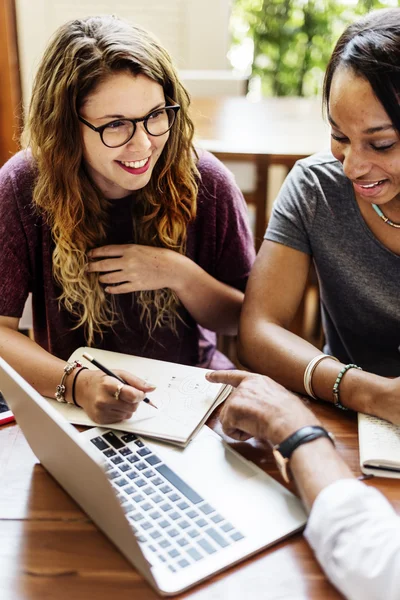 Menschen, die mit digitalen Geräten arbeiten — Stockfoto