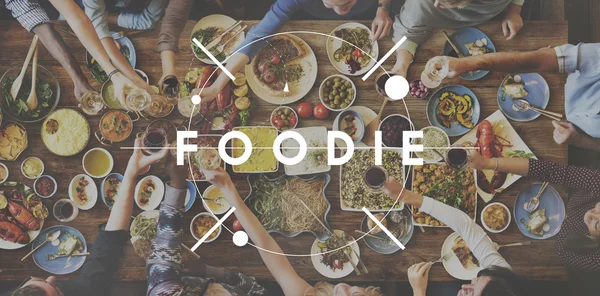 Persone e cibo con Foodie — Foto Stock
